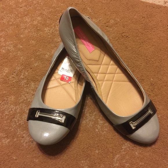 Beautiful Isaac Mizrahi Flat Shoes- No Heels - Picture 8 of 8